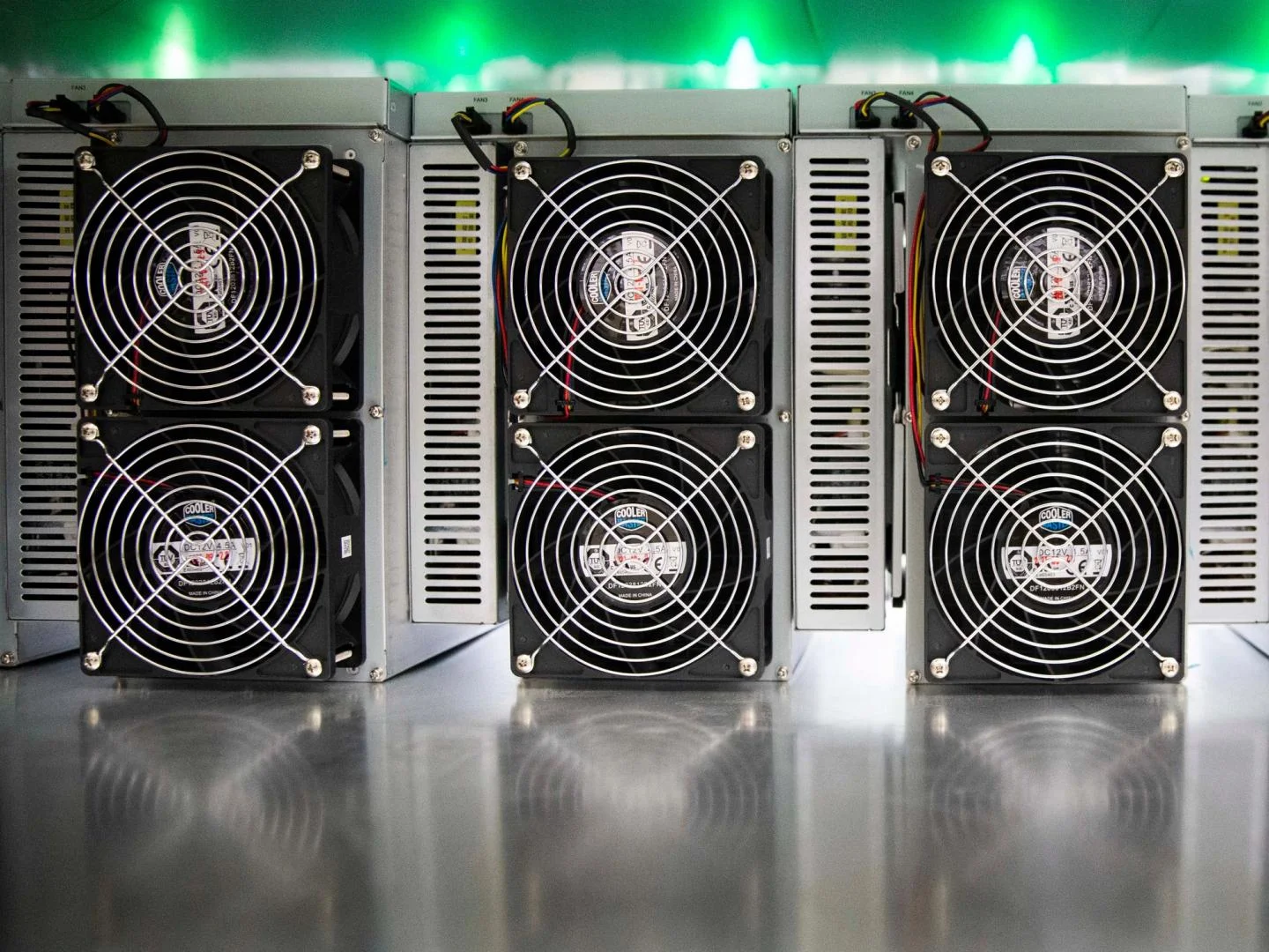 Riot extends $200M Coinbase credit facility as BTC weakness raises sale pressure risk.