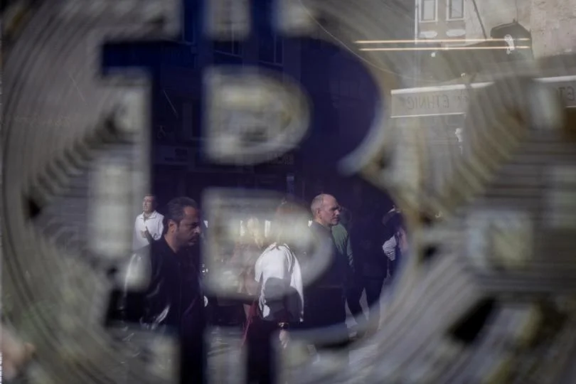 Bitcoin atrapado en la desinversión del comercio de IA a medida que las tasas de la Fed y…