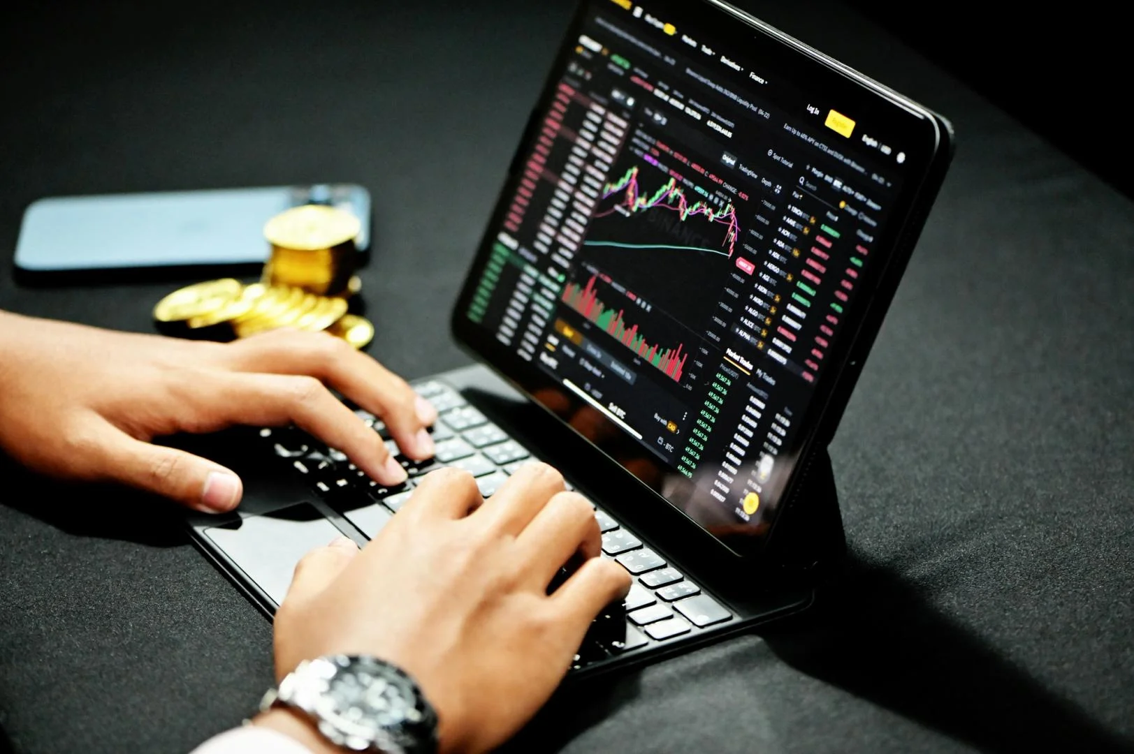 BTC, $75K seviyesine doğru kayarken ETH, SOL ve XRP düşüşte — dört yılın en yüksek seviyesindeki petrol, riskli varlıkları korkutuyor.