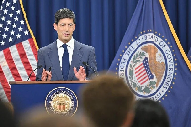 Inflação "demasiado elevada" adia afrouxamento da Fed, alerta Warsh